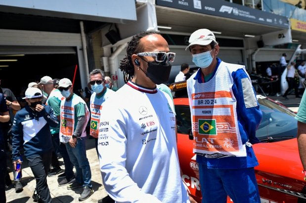 Homenagem A Senna F Lewis Hamilton Supera Verstappen E Vence O