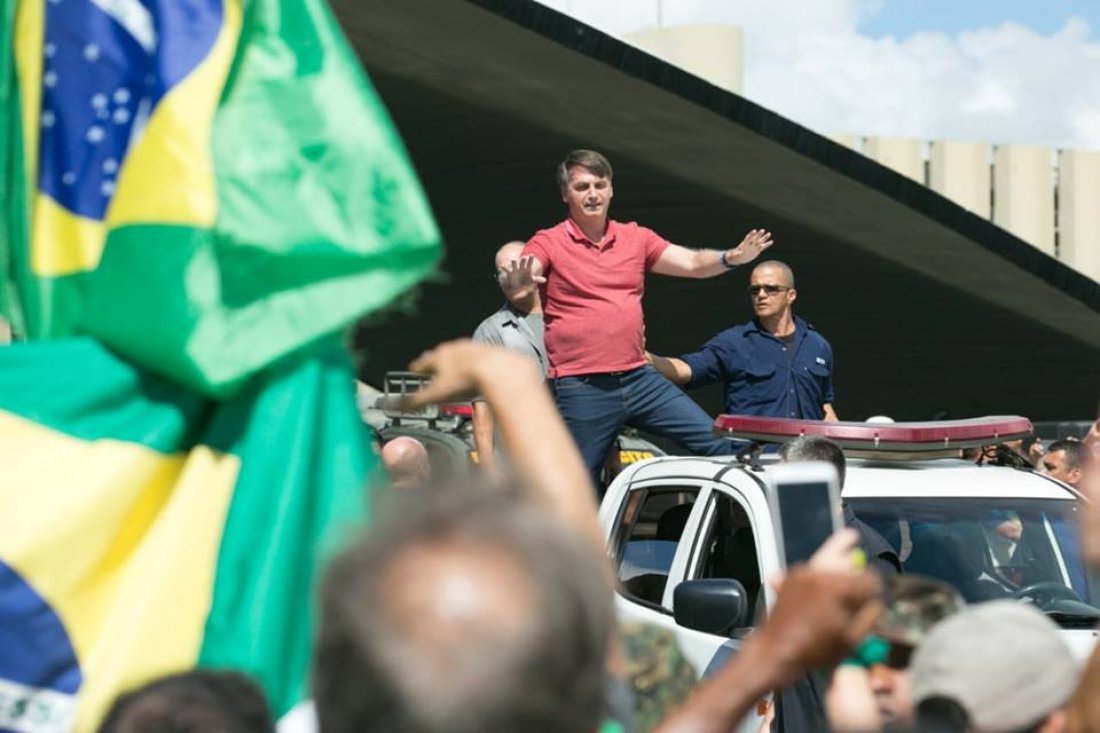 Brasil: ATO DE APOIO A BOLSONARO TEVE ATAQUES AS SETORES DA IMPRENSA. PRESIDENTE E PAZZUELO COMPARECERAM SEM MÁSCARA