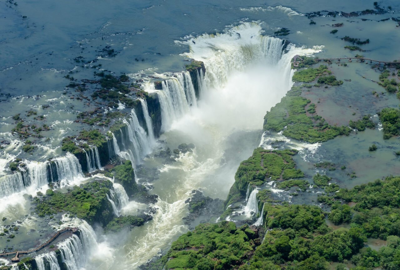 Frontera: ARGENTINA. IGUAZÚ, PATRIMONIO MUNDIAL NATURAL AMENAZADO