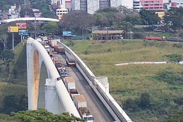 Ciudad del Este: REALIZAN PRUEBA DE LUCES EN PUENTES Y COLECTORAS DEL MULTIVIADUCTO