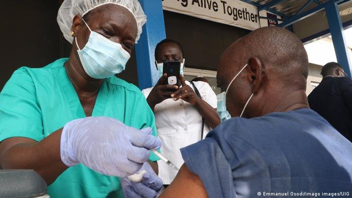 Pandemia: POR QUE A VACINAÇÃO ANTI-COVID VAI TÃO MAL NO CONTINENTE AFRICANO?