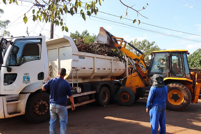 Foz: AÇÃO DE LIMPEZA RECOLHE QUASE NOVE TONELADAS DE RESÍDUOS NA OCUPAÇÃO BUBAS