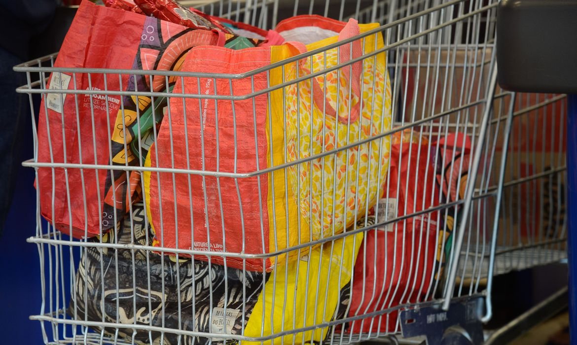 Ecologia: LEI DAS SACOLAS PLÁSTICAS RETIROU 4,3 BILHÕES DE UNIDADES DE CIRCULAÇÃO NO RJ