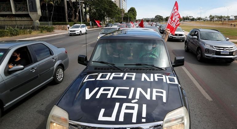 Protesto: MANIFESTANTES FAZEM CARREATA EM BRASÍLIA CONTRA A COPA AMÉRICA