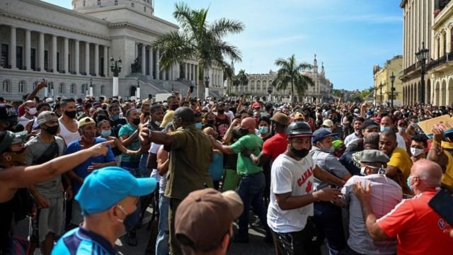 “¡Abajo la dictadura!”: MILES DE CUBANOS SALIERON A LAS CALLES PARA PROTESTAR CONTRA EL RÉGIMEN EN MEDIO DE LA GRAVE SITUACIÓN SANITARIA