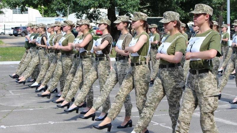 Críticas e Política: MINISTRO DA DEFESA DA UCRÂNIA É CRITICADO APÓS MARCHA DE CADETES DE SALTO ALTO