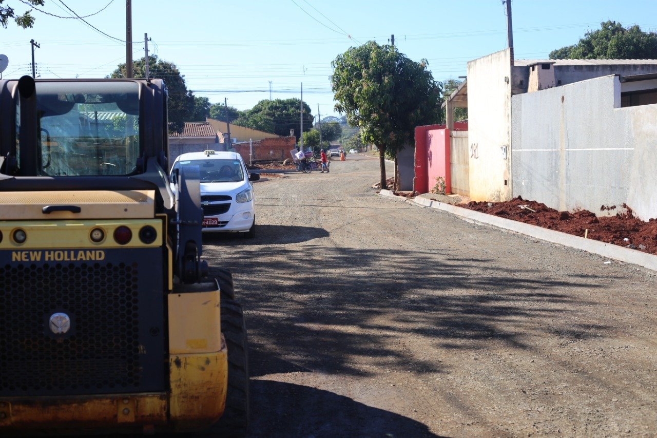 Foz do Iguaçu: RUA EDMUNDO DE BARROS É PREPARADA PARA PAVIMENTAÇÃO