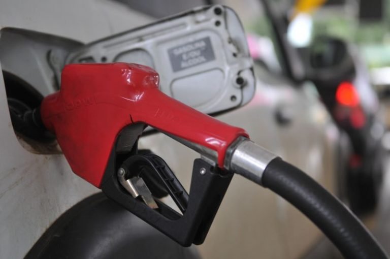 Recuo: PREÇO DA GASOLINA CAI DE R$ 6,129 ATÉ R$ 5,399 EM UMA SEMANA