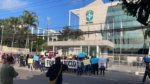 Protesto: MANIFESTAÇÃO NA PORTA DA CBF CONTRA CABOCLO, EM DIA DE DEPOIMENTO DO PRESIDENTE AFASTADO