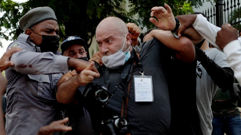 Cuba: LAS FUERZAS DE CHOQUE DEL RÉGIMEN CASTRISTA AGREDIERON A UN FOTÓGRAFO