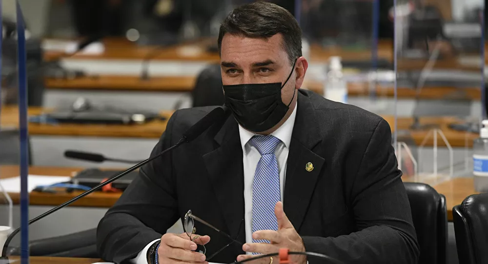 Política: FLÁVIO BOLSONARO ENTRARÁ NA JUSTIÇA CONTRA RECEITA FEDERAL APÓS ACESSO INDEVIDO A SEUS DADOS FISCAIS