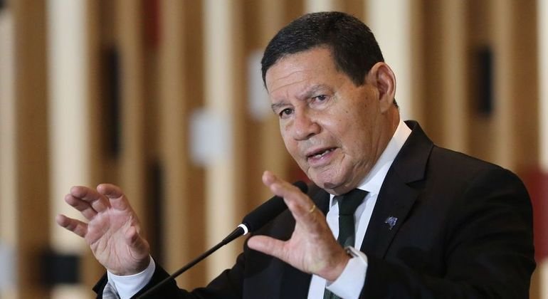 Política: MOURÃO DEFENDE ELEIÇÕES E DIZ QUE BRASIL NÃO É ‘REPÚBLICA DE BANANAS’