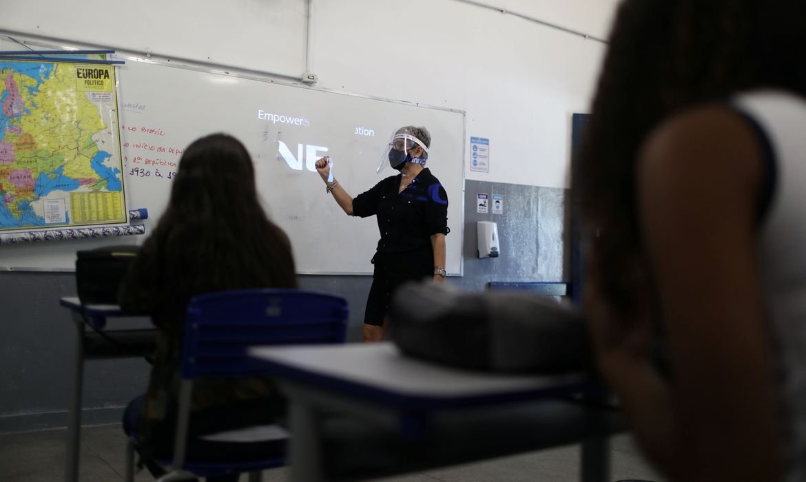 Escolas Públicas: ANO LETIVO DE 2021 COMEÇOU PRESENCIALMENTE EM 16% DOS MUNICÍPIOS