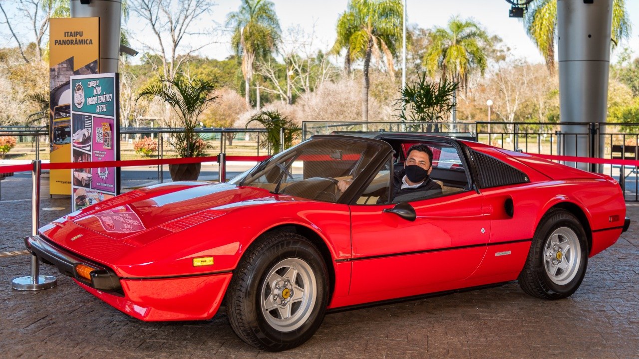 Foz do Iguaçu: ÍCONE DA SÉRIE DE TV MAGNUM, FERRARI 308 GTS É EXPOSTA NO CENTRO DE VISITANTES DA ITAIPU