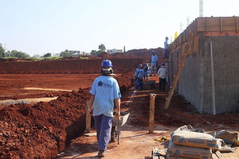 Foz do Iguaçu: CAMPO DE FUTEBOL COMEÇA A GANHAR FORMA NO PORTO MEIRA