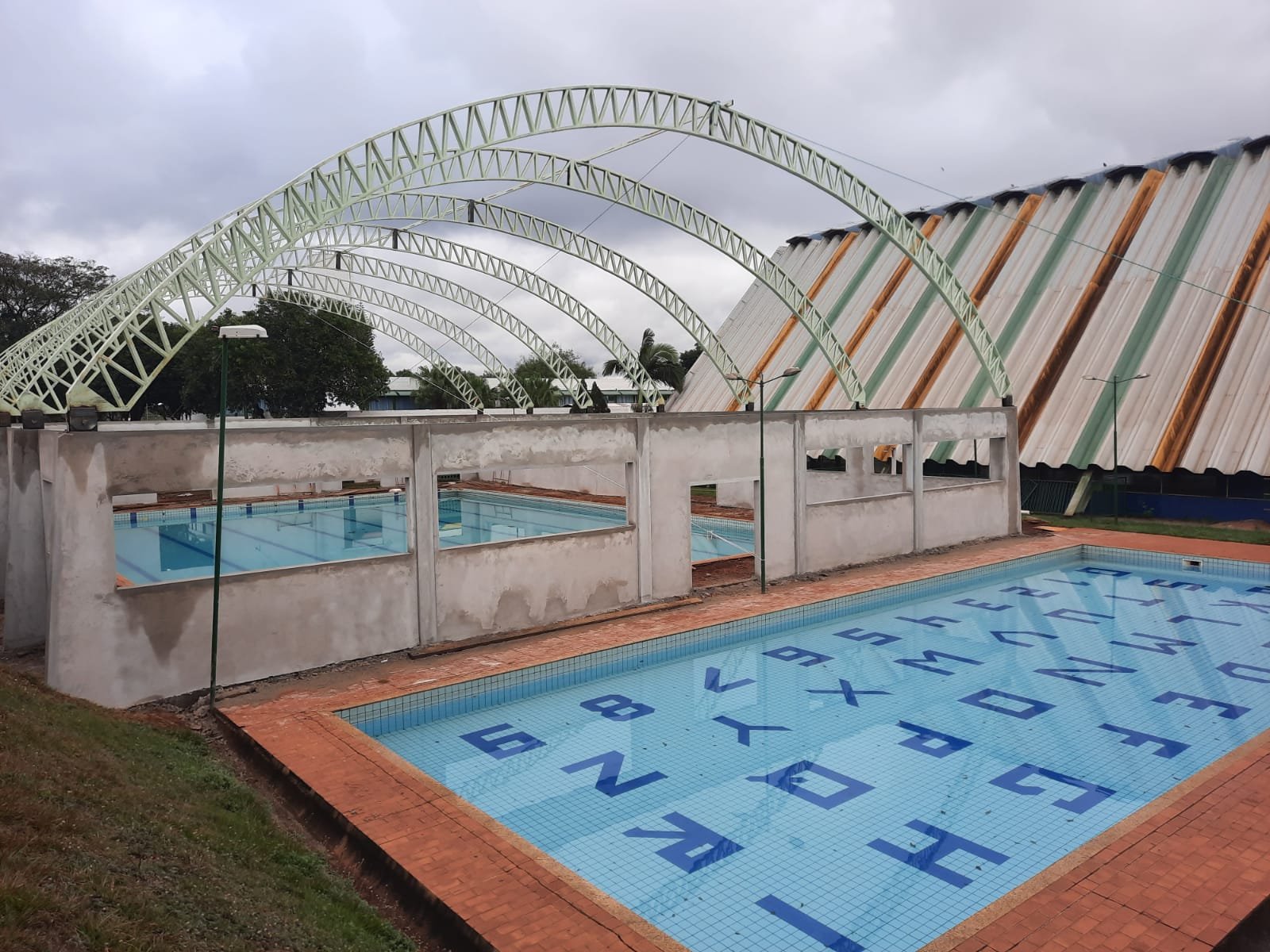 Foz do Iguaçu: PREFEITURA INICIA INSTALAÇÃO DE COBERTURA NA PISCINA DO CENTRO DE CONVIVÊNCIA DO MORUMBI