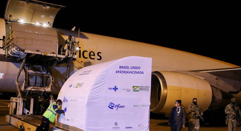 Pandemia: BRASIL RECEBERÁ 17,6 MILHÕES DE VACINAS DA PFIZER ATÉ O FIM DO MÊS