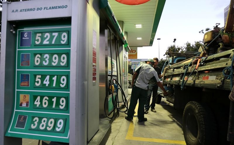 Economia: PREÇO MÉDIO DA GASOLINA NO PAÍS ULTRAPASSA R$ 6, MOSTRA LEVANTAMENTO