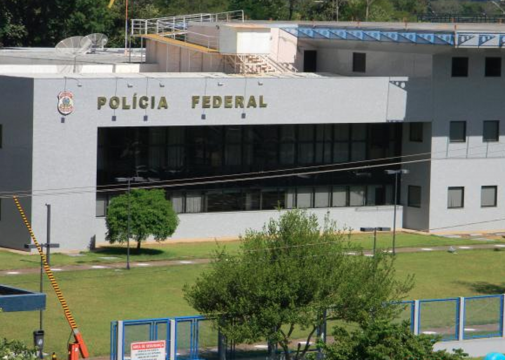 Foz do Iguaçu: POLÍCIA FEDERAL RECEBE EXTRADITADO DO PARAGUAI NA PONTE DA AMIZADE