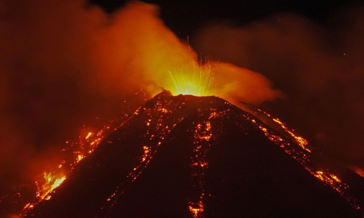 Vulcão: MONTE ETNA ENTRA EM ERUPÇÃO NA ITÁLIA