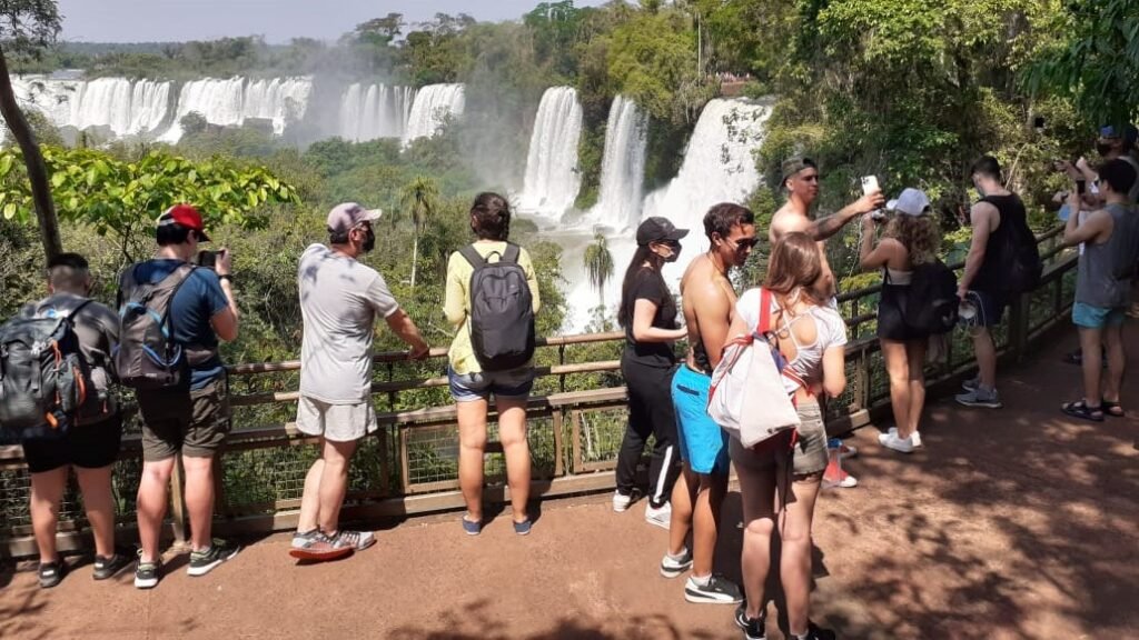 Frontera: REACTIVACIÓN REPENTINA, IGUAZÚ CON MUCHOS TURISTAS Y PROYECTAN MESES DE MUY BUENA OCUPACIÓN