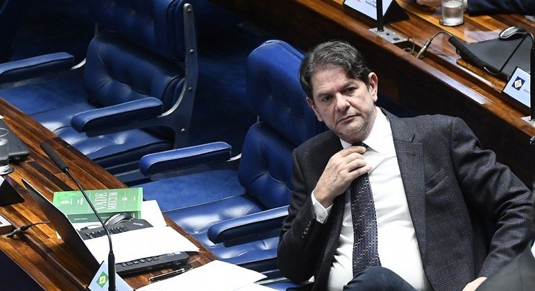 Senado: CID GOMES FRETA AVIÃO POR R$ 54 MIL E PEDE REEMBOLSO