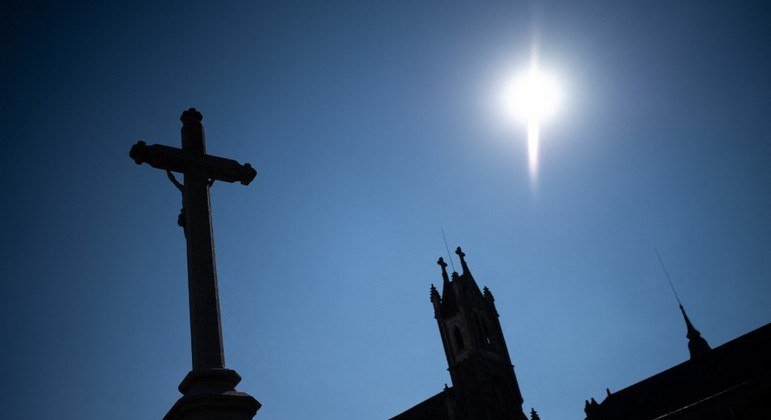 Igreja Católica: APÓS CASOS DE PEDOFILIA, SEGREDO DE CONFISSÃO SERÁ REVISTO NA FRANÇA