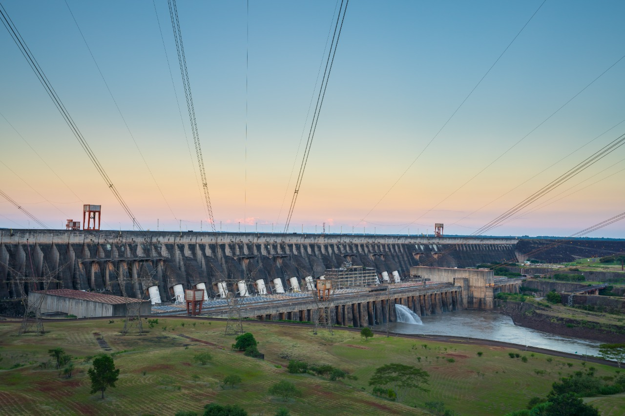 Vendaval: TEMPORAL PROVOCOU BREVE DESLIGAMENTO DE UNIDADES GERADORAS NA ITAIPU