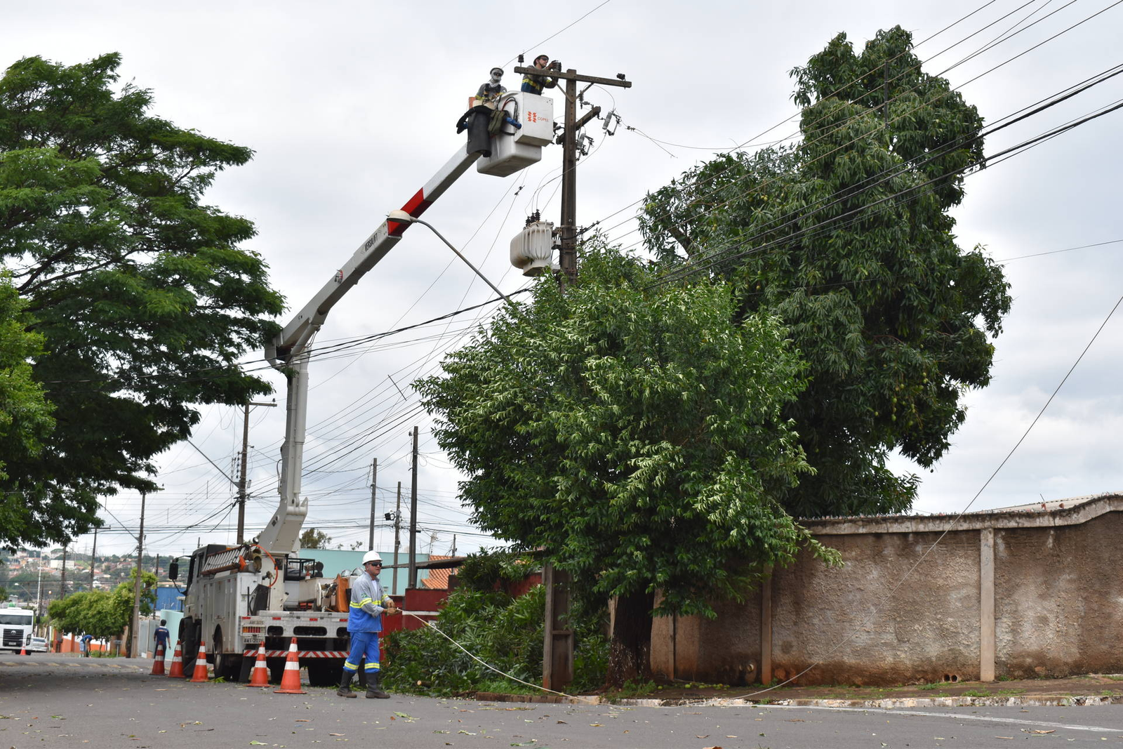 Devastação: COPEL SEGUE COM TRABALHO NA RECUPERAÇÃO DE REDES ELÉTRICAS AFETADAS