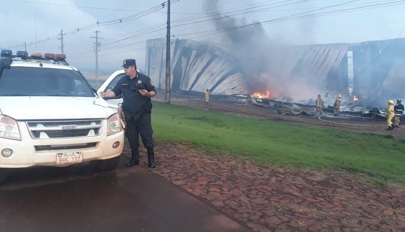 Frontera: FÁBRICA DE PLÁSTICOS FUE CONSUMIDA CASI POR COMPLETO POR UN INCENDIO