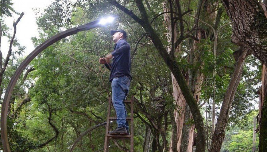 Frontera: PARAGUAI. REPARAN LUMINARIAS Y DESPEJAN CAMINEROS DEL LAGO DE LA REPÚBLICA