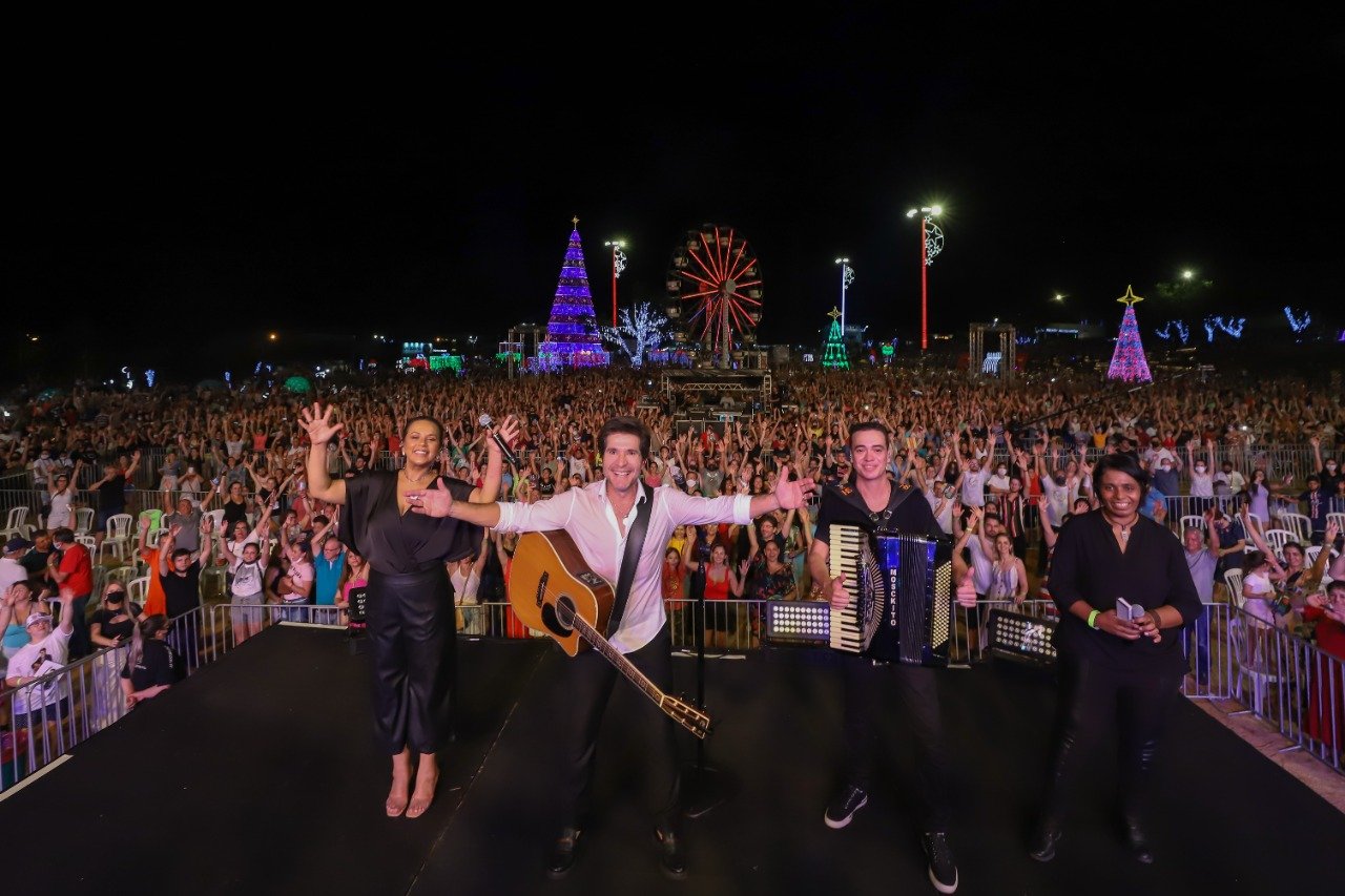 Foz do Iguaçu: NATAL DE ÁGUAS E LUZES. CANTOR DANIEL LEVA MILHARES DE PESSOAS AO GRAMADÃO