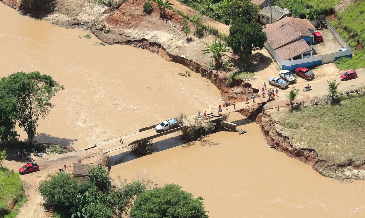 Ecologia: DESMONTE DA LEGISLAÇÃO AMBIENTAL E AS ENCHENTES NA BAHIA E EM MINAS GERAIS