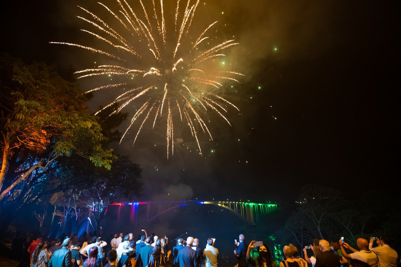 Foz do Iguaçu:  INÉDITO. PONTE DA AMIZADA GANHA ILUMINAÇÃO CÊNICA, E VIRA A NOVA ATRAÇÃO DO NATAL DAS ÁGUAS E LUZES