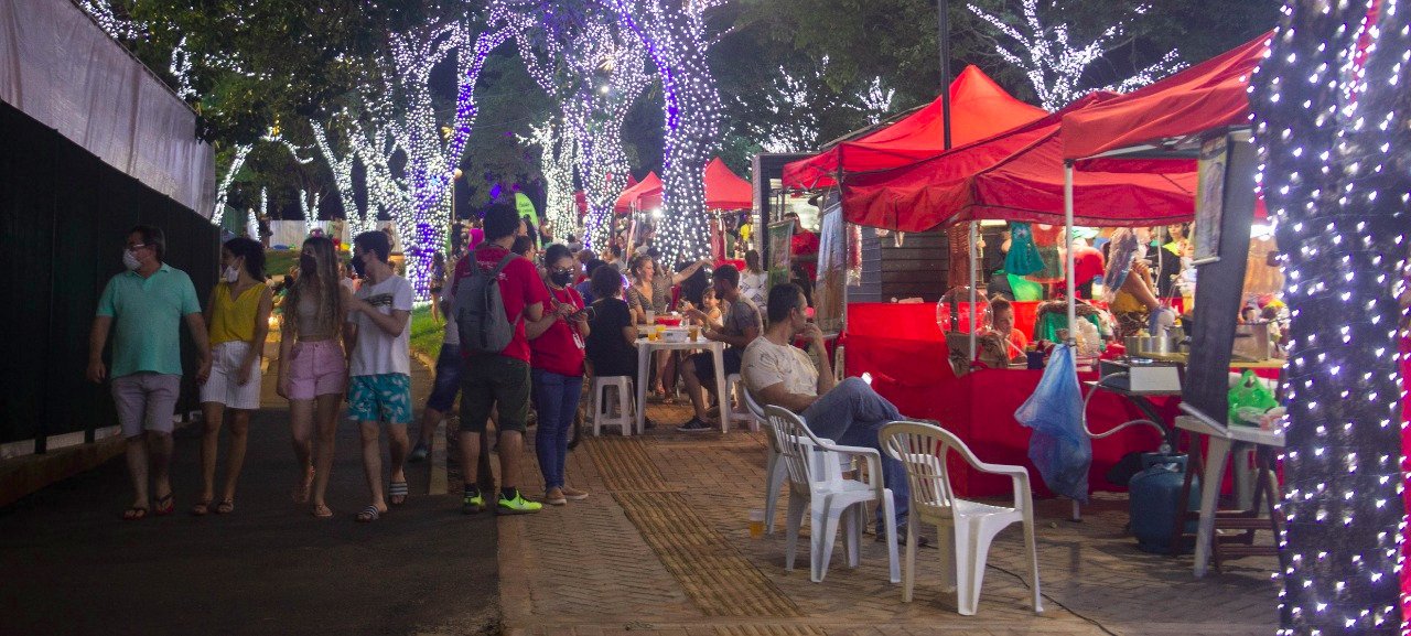 Foz do Iguaçu: FEIRANTES CELEBRAM BOAS VENDAS NO NATAL DE ÁGUAS E LUZES