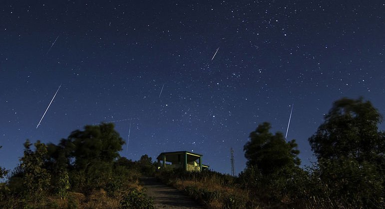 Ciência & Espaço: A ÚLTIMA CHUVA DE METEOROS DO ANO OCORRE NA MADRUGADA DESTA TERÇA