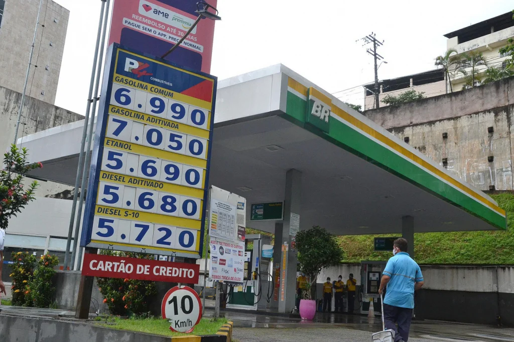 Combustível: GASOLINA ACIMA DE R$ 8? ALTA DO PETRÓLEO DEVE FORÇAR REAJUSTES NOS PRÓXIMOS DIAS