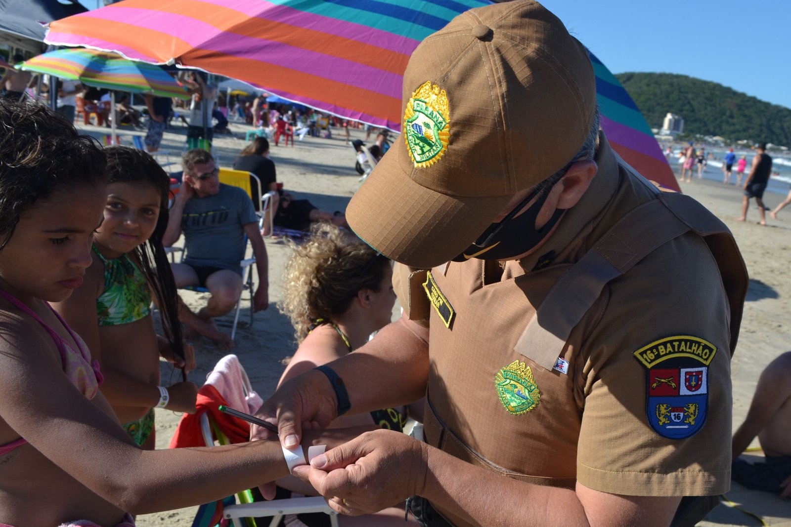 Paraná: POLÍCIA MILITAR ALERTA PARA A SEGURANÇA DAS CRIANÇAS NAS PRAIAS DURANTE O FERIADO