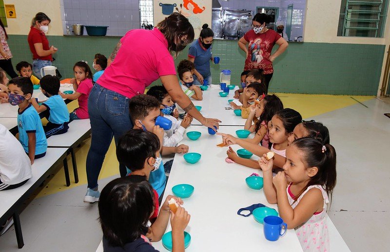 Foz do Iguaçu: MERENDA ESCOLAR. PREFEITURA PRODUZ MAIS DE 40 MIL REFEIÇÕES POR DIA