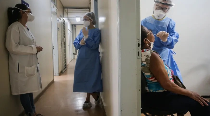 Pandemia: NO BRASIL, MÉDIA MÓVEL DE MORTES POR COVID-19 AUMENTA 32% EM UM MÊS