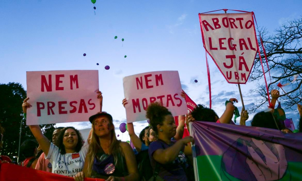 Entenda: LEGALIZAÇÃO DO ABORTO VOLTA AO DEBATE PÚBLICO COM JULGAMENTO NO STF