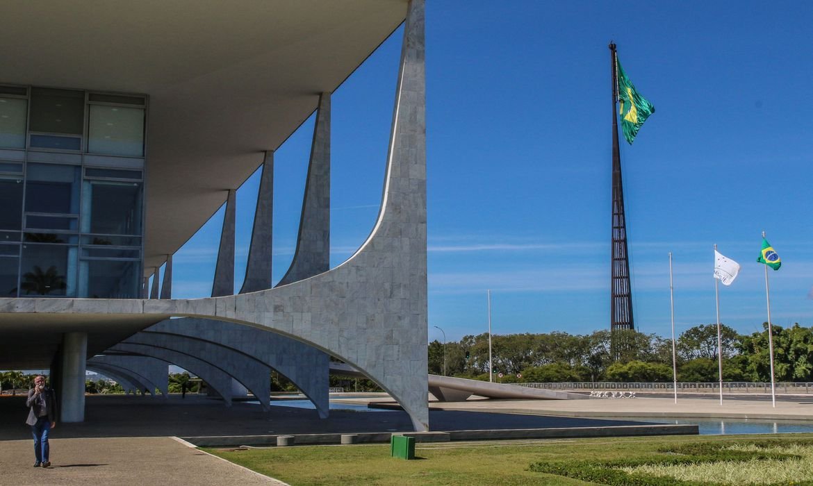 Política: LULA CONVERSA COM PUTIN SOBRE CONFLITOS NO ORIENTE MÉDIO E NA UCRÂNIA