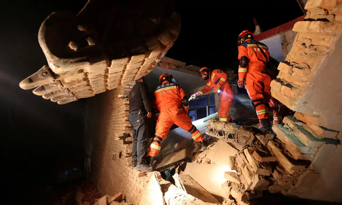 TERREMOTO MATA MAIS DE 100 PESSOAS NA CHINA E CASAS DESABAM