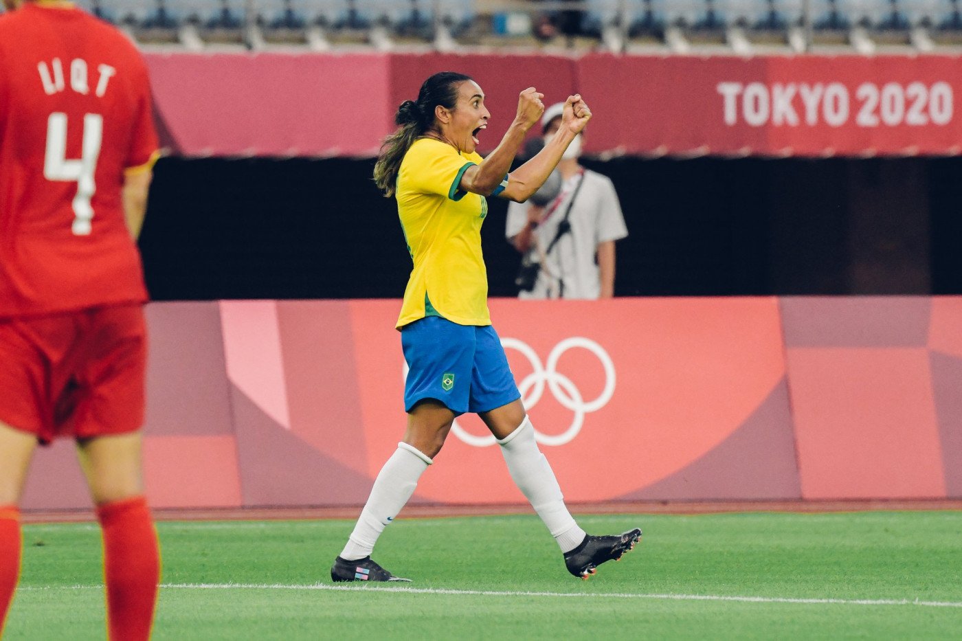 Inédito: MARTA RECEBE HOMENAGEM DA FIFA E SE EMOCIONA DURANTE PREMIAÇÃO