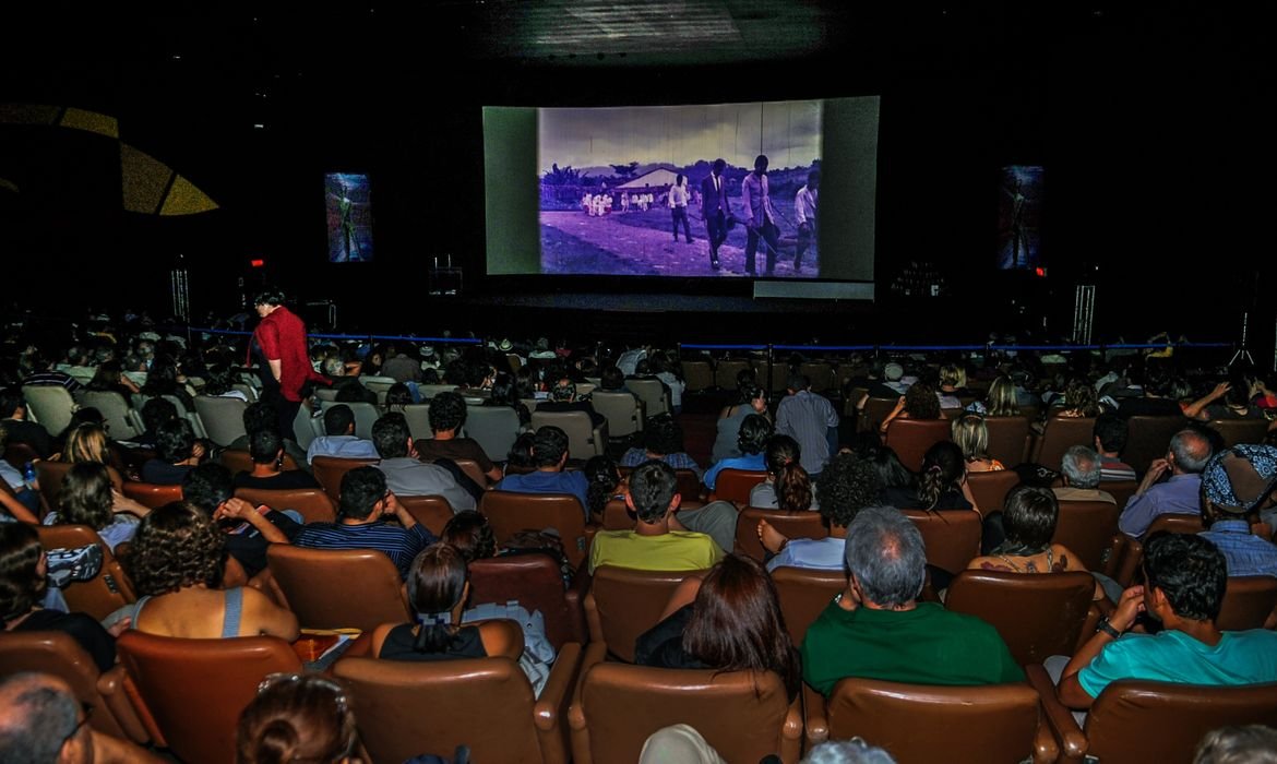 Apoio: LULA SANCIONA LEIS DE COTA NO CINEMA E NA TV PAGA