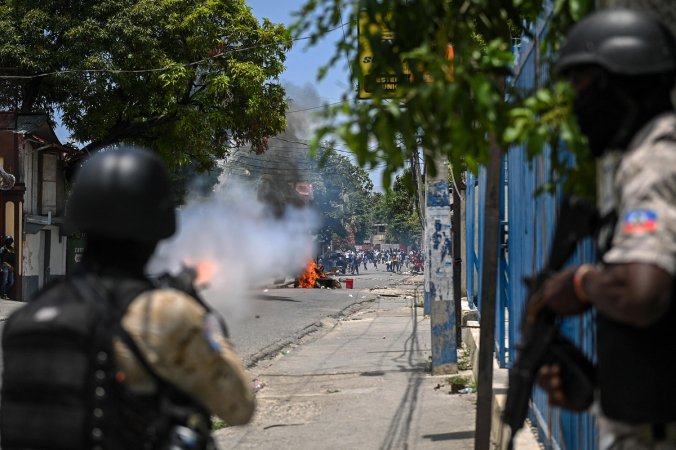 Conflito: GANGUES ATACAM PRISÃO NO HAITI E LIBERTAM 4.000 DETENTOS