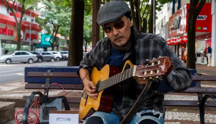 MÚSICO LEVA ARTE INSPIRADA A RUAS E BARES DE FOZ DO IGUAÇU