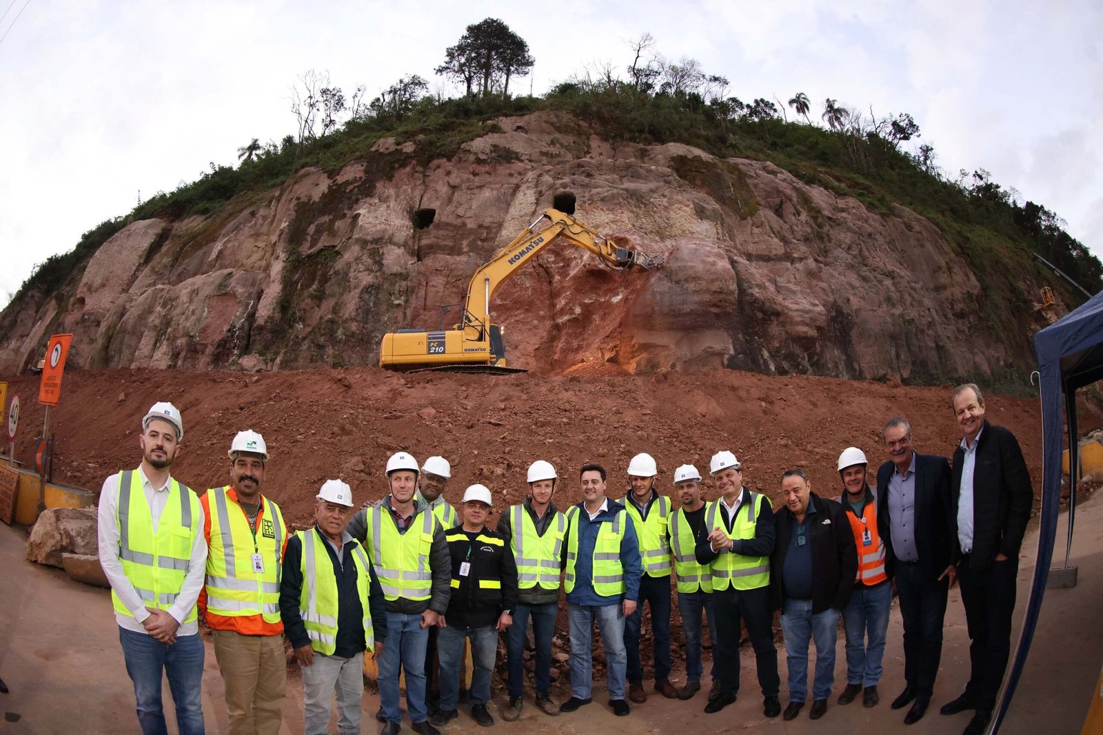 Estado: GOVERNADOR VISTORIA OBRAS PARA CONTER DESMORONAMENTOS EM RODOVIAS