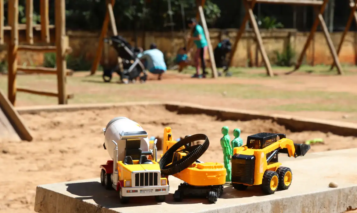 No Brasil: 4,5 MILHÕES DE CRIANÇAS PRECISAM DE UMA VAGA EM CRECHE