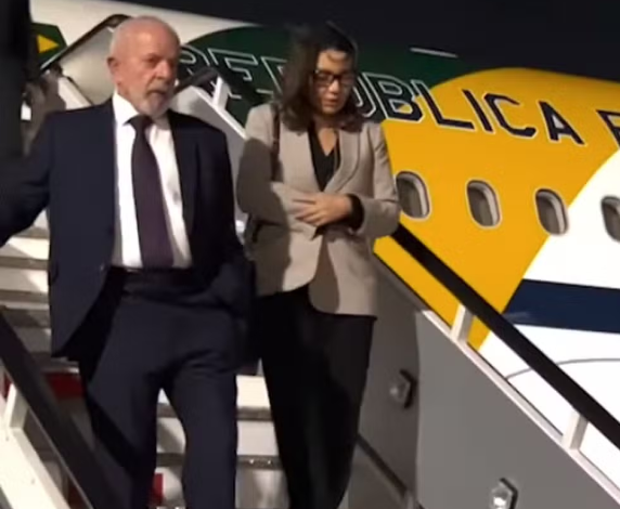 Pane: VOO DE LULA POUSA EM BRASÍLIA QUASE 17 HORAS APÓS PROBLEMA EM AVIÃO PRESIDENCIAL